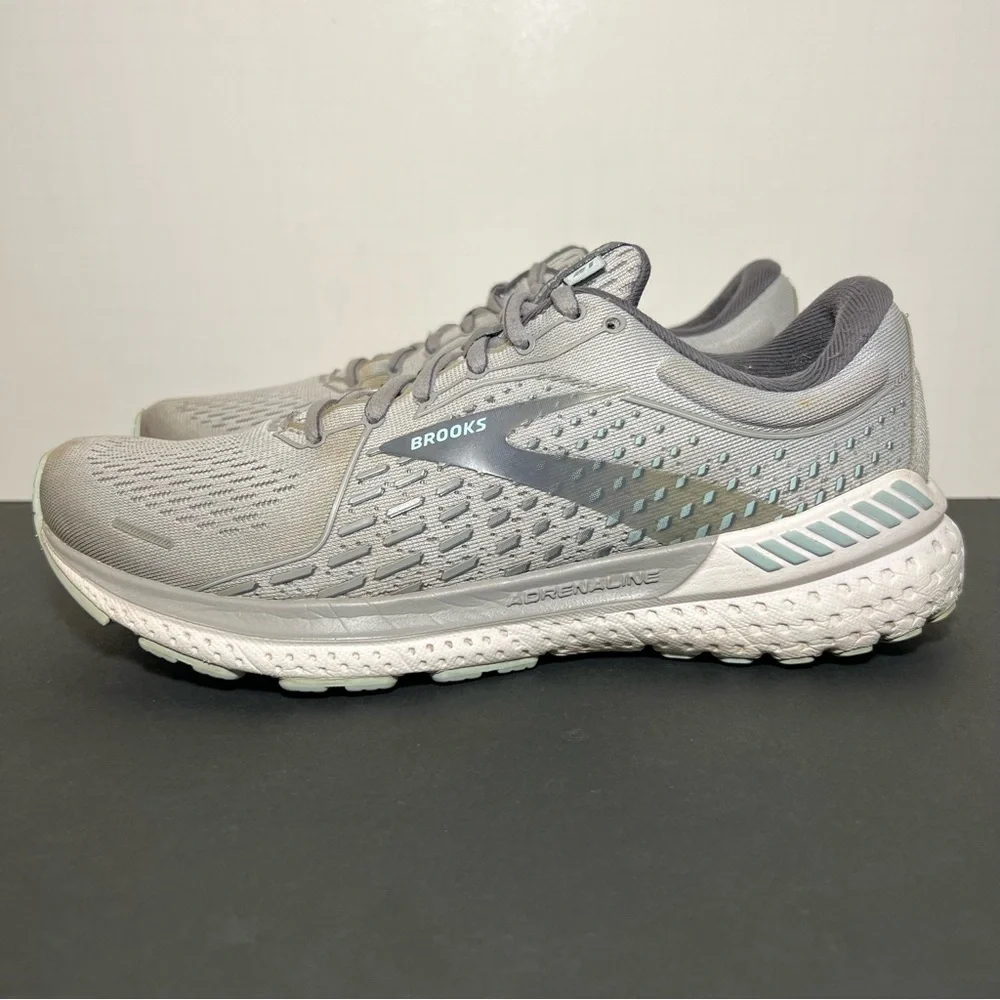 Womens BROOKS Adrenaline GTS 21 Gray Running Shoes / Size 9